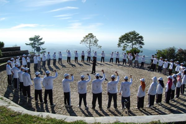 Outbound-Training-Team-Building-1-1-600x400